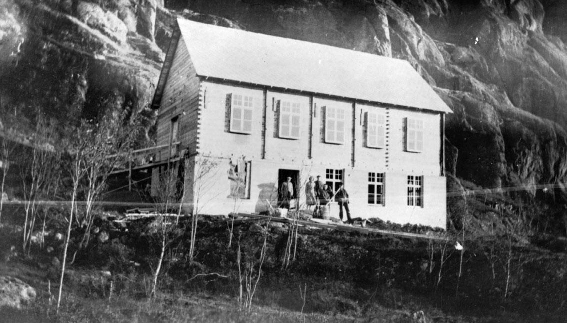 Tidleg på våren 1933. Bygningsfolka og dugnadsgjengen jobba intenst med å få huset såpass ferdig at dei kunne feire grunnlovsdagen her. Eit inngangsparti i enden av huset måtte vente til etterpå. Å få huset opp, utan kledning men med skifer på, tok 17 dagar. Støypesanden kom frå Gjertsen i Salbu, forskalingsmaterialane frå Florvaag Bruk i Bergen og frå Skjerjehamn Trelast, medan bygningsplanken vart kjøpt frå Namsos-traktene sidan han skulle vere billegast der.
