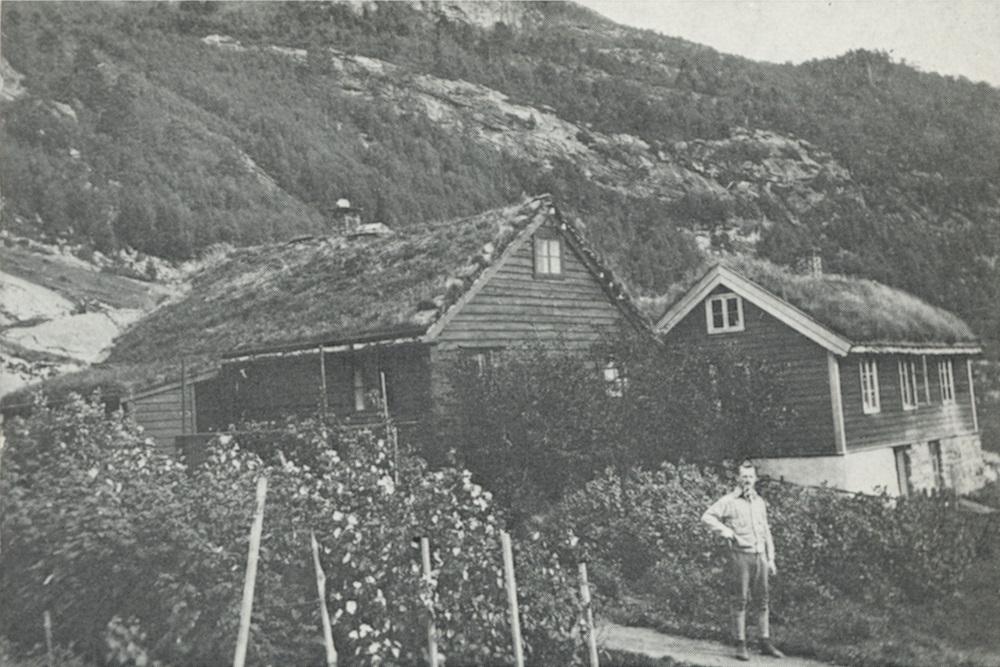 Den gamle tømmerstova på Gjølanger slik den såg ut då Erik Grant Lea og familien kom flyttande dit. Det nye huset vart seinare bygd rundt det gamle.
