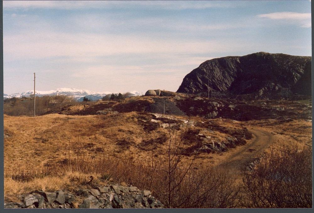 Kommandoplassen var midtpunktet og hjernen til kystfortet, og som regel var det ein ekstra solid bunker slik vi ser i bakgrunnen midt på biletet. Frå denne bunkeren kunne tyskarane peile ut mål på sjøen, og sende ut ordrar til kanonane. På taket av bunkeren stod ein avstandsmålar som ein kunne måle avstanden til målet med for å få nøyaktige skytedata.<br />