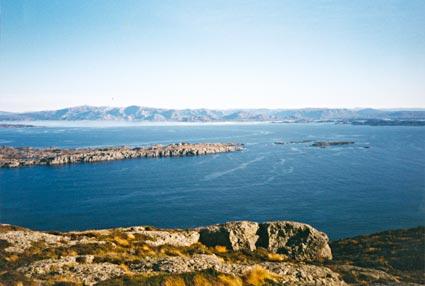 Utsikt frå Håfjellet mot søraust. Neset som skjer seg godt sør i Sognesjøen er Tungodden. Over Oddeholmane skimtar me Glaværet og Skjerjehamn. Alle sjøområda på biletet var høgst aktuelle ferdselsvegar for fiendeskip.