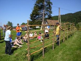 <p>Elevar fr&aring; Gloppen ungdomsskule deltek i oppsetjing av hes p&aring; gamlem&aring;ten.</p>