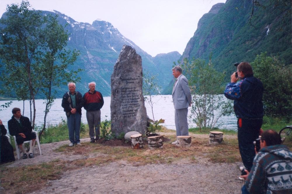 Minnesteinen over bondehovdingen Johannes P. Qvamme på garden Kvame ved Oldenvatnet. Biletet er teke under avdukingshøgtida i 1995. Til venstre står Jakob Kvame og Olav Kvamme. Mannen til høgre er Matias Lunde frå Stryn som heldt avdukingstalen.