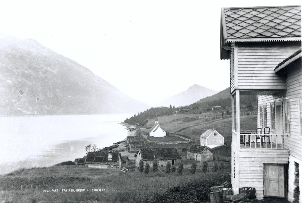 Breimskyrkja på den gamle kyrkjestaden sett mot vest. Den nye kyrkja stod ferdig i 1886, og den gamle vart riven året etter. Biletet er truleg teke fyrst på 1880-talet.