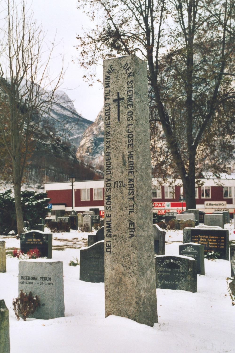 Den vel to meter høge minnesteinen på fellesgrava over dei som tidlegare låg gravlagde under golvet i Vangen kyrkje.
