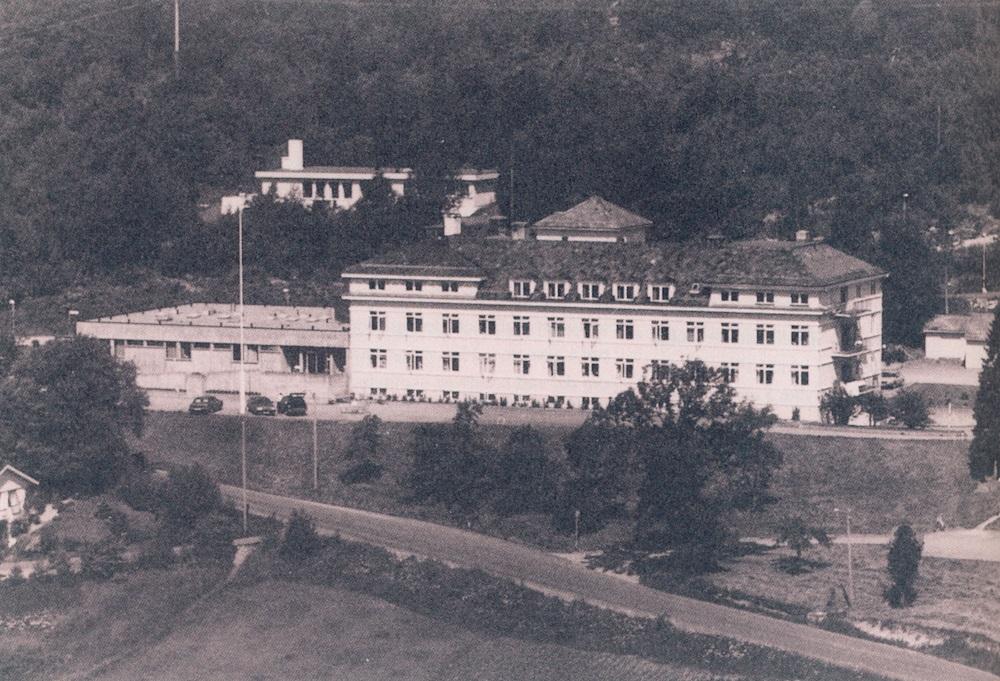 Nordfjord Sjukehus med det opphavlege bygget og påbygget, ferdig i 1976.
