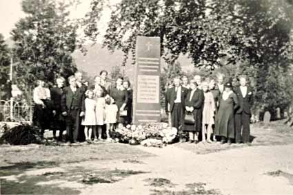 Minnesteinen vart reist i 1947 og avduka 29. august. Her er slektningar til fleire av dei som fall samla ved steinen.