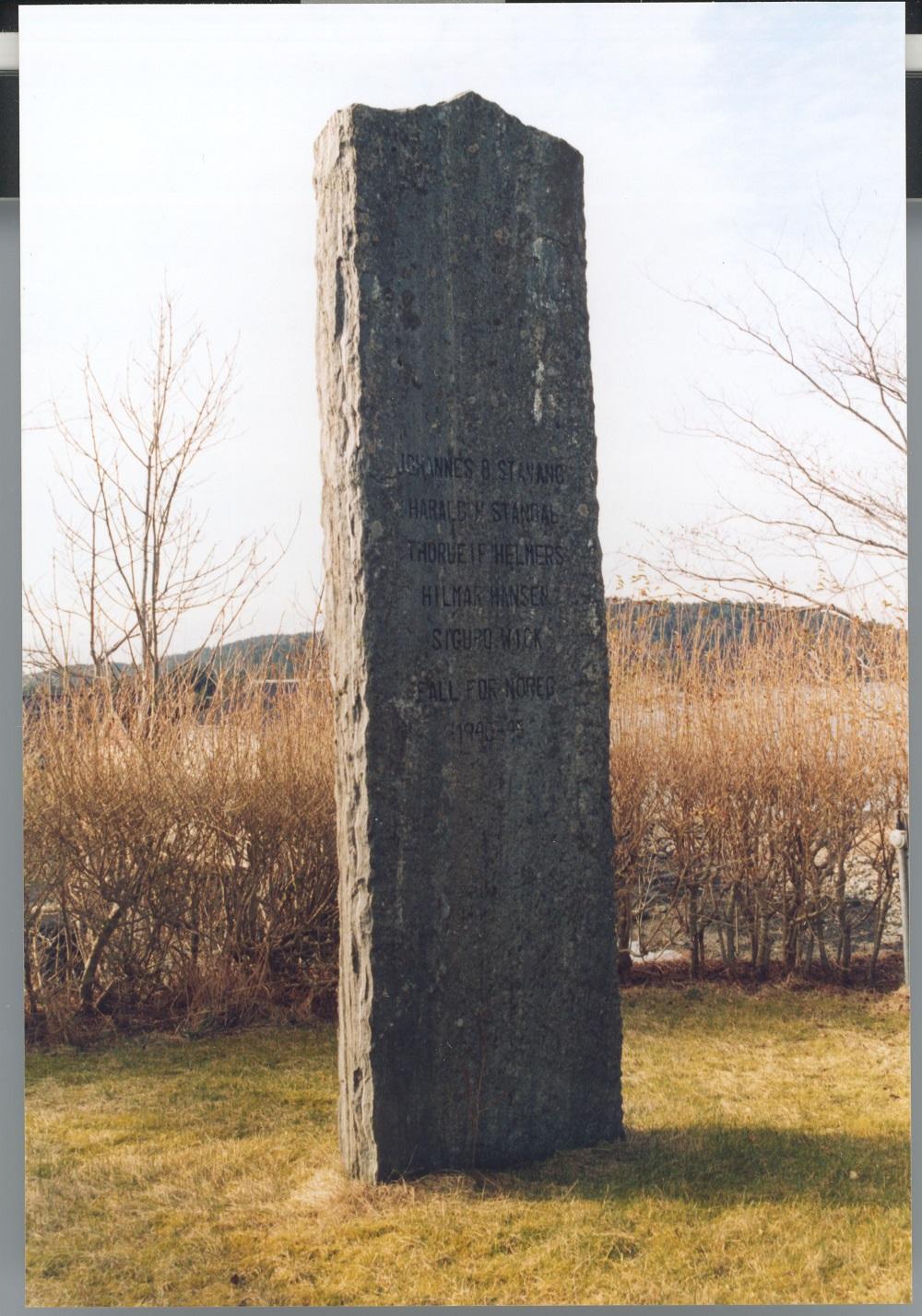 Minnesteinen over falne frå tidlegare Bru kommune står på kyrkjegarden ved Stavang kyrkje.