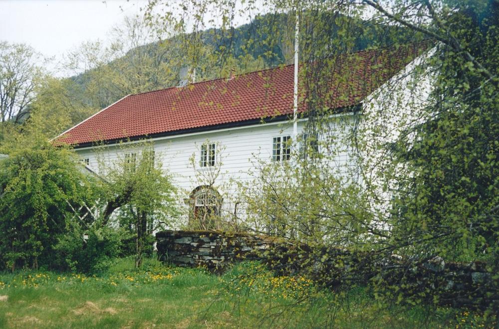 Hovudhuset har ei grunnflate på heile 270 kvadratmeter. Biletet er teke frå sørvest, og viser at inngangsdøra framleis er som ho var då biletet av sokneprest Prytz og kona vart teke ein gong mellom 1904 og 1911.
