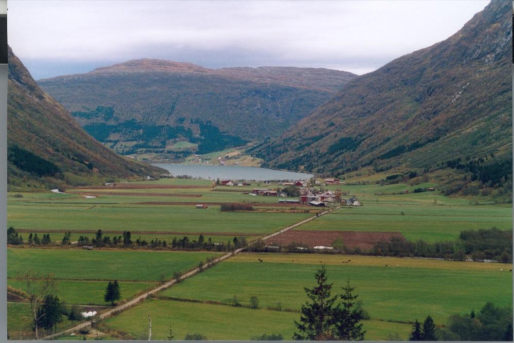 Myklebustdalen sett frå ein stad inst inne i dalen. Den snorbeine vegen nordover mot gardstuna går forbi Sandalsvatnet og gardane ved nordenden av vatnet. Her svingar vegen vestover og går eit stykke gjennom eit forvitneleg urdlandskap ned mot Byrkjelo.