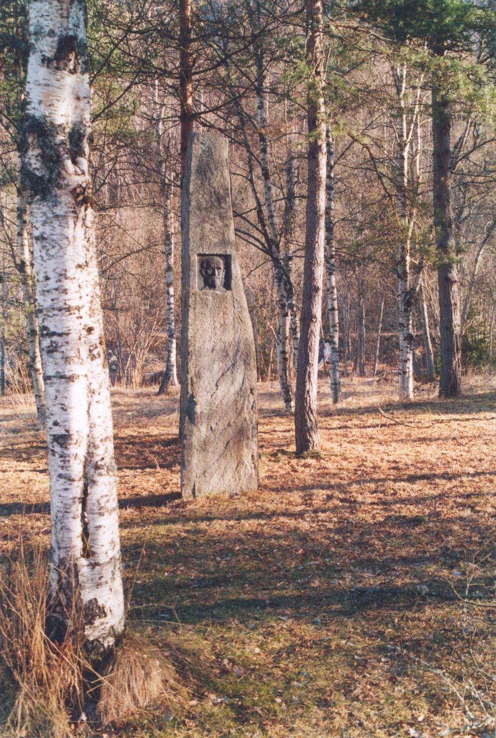 Minnesteinen over Jacob Aaland på området til Nordfjord Folkemuesum på Sandane.