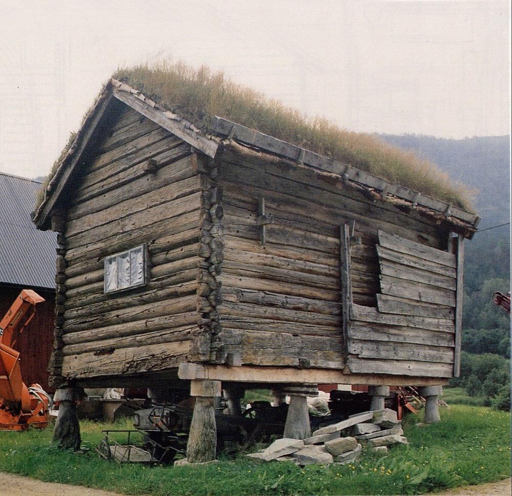 Stabburet, sett frå nord, slik det står etter at det vart lyft opp att på stokkane etter orkanen i 1992.  Bak huset står ein fliskuttar. Såleis er bildet ein god illustrasjon av "det gamle i møte med den nye tid."
