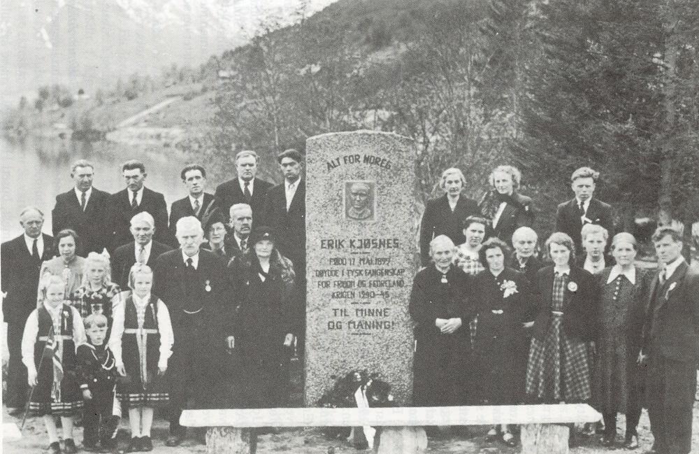 Frå avdukinga 17. mai 1947. Biletet står i bygdeboka for Jølster på side 481 og i biletteksten står namna på dei fleste personane.
