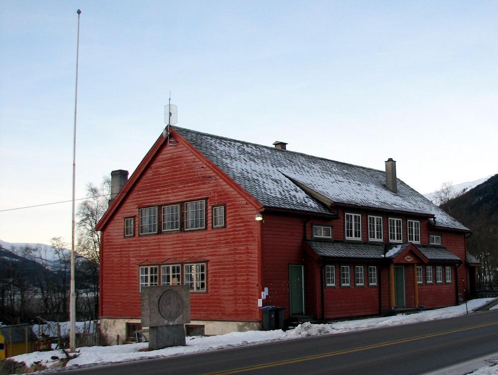 Minnesmerket over Audun Hugleikson står ved ungdomshuset Borgja på Ålhus. Det vart avduka søndag 26. juni 1960.