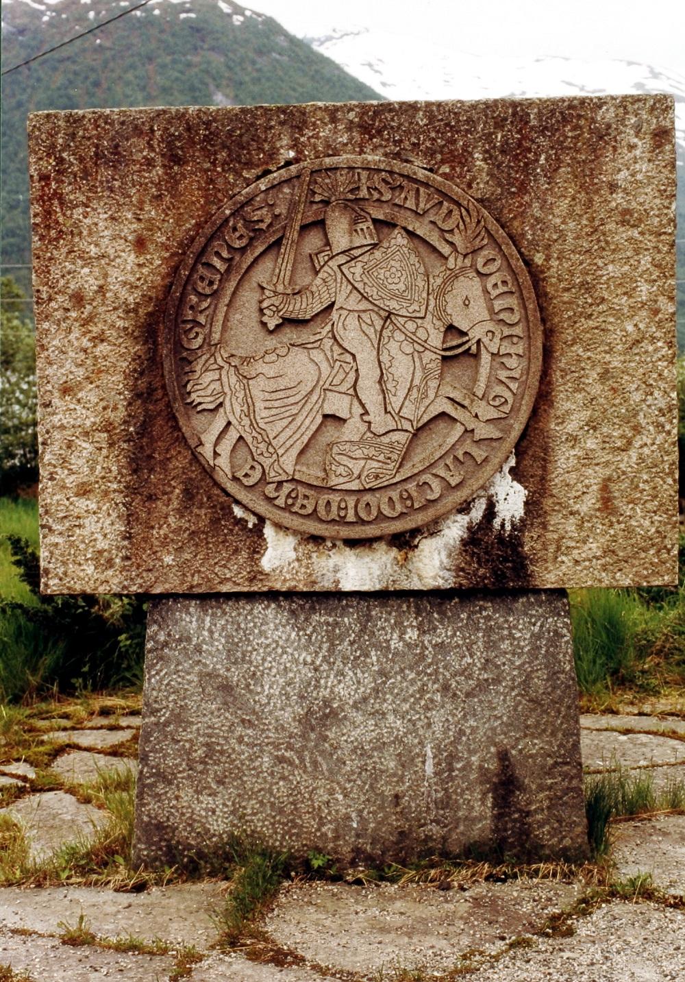 Minnesmerket over Audun Hugleikson er ein stein på sokkel med baronseglet til Audun hogd i granitt. Seglet er laga av bilethoggaren Sigurd Nome. Jørgen Solheimsnes hogg steinblokkene.


