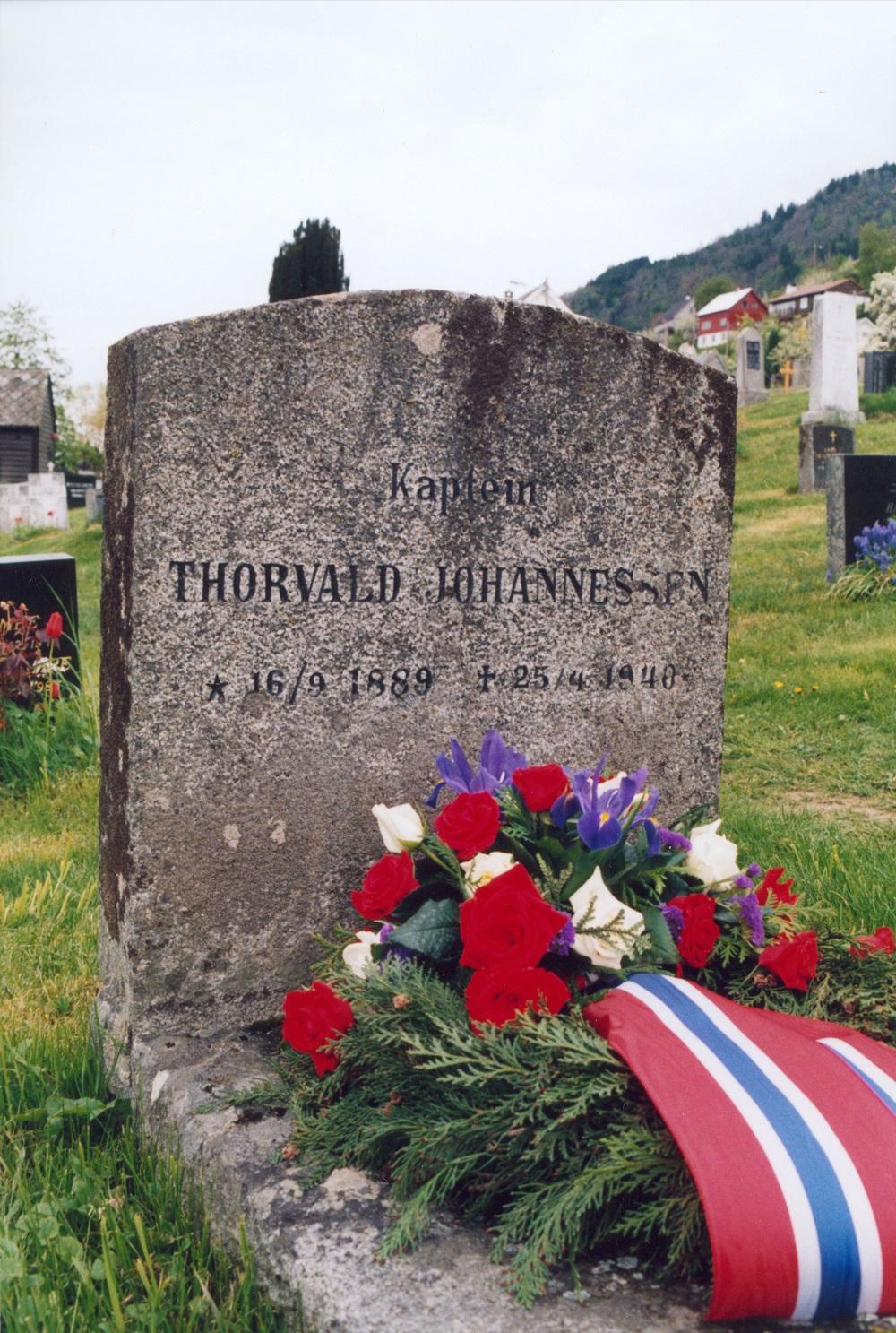 Gravminnet på grava til Thorvald Johannessen. Grava har status som krigsgrav og vert kranslagt kvar 17. mai. På gravsteinen står:<br />
Kaptein * THORVALD JOHANNESSEN * (teikn for fødd) 16/9 1889 (teikn for død)  25/4 1940