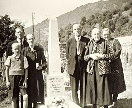 Krans på grava i 1946. Frå venstre: Hans Eggum, Kåre Eggum. Marie Eggum, Nils L. Husabø, Kari Kvalen og Stina Husabø. Bokstavane i NOREG skrive vertikalt er endå ikkje måla. Det høyrde opphavleg ein ca. 15 cm høg karm til minnesmerket som var "fylt" av det norske flagget i naturfarga steinmosaikk. Karmen vart ein gong fjerna og flagget plassert i bakkehøgd i samband med at ein tok bort alle gravkarmane for å gjera slåtten enklare.