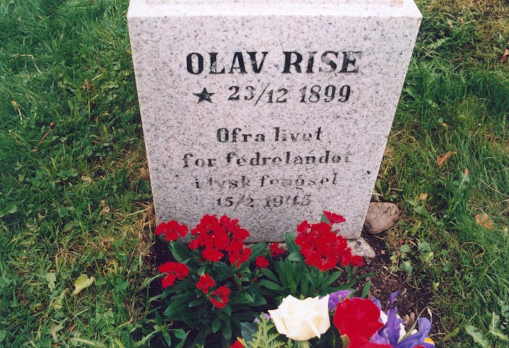 På framsida av minnesmerket står: OLAV RISE * [f.] 23/12 1899 * Ofra livet * for fedrelandet * i tysk fengsel * 15/2 1945. På baksida står: Reist av * Syrstrond * ungdomslag