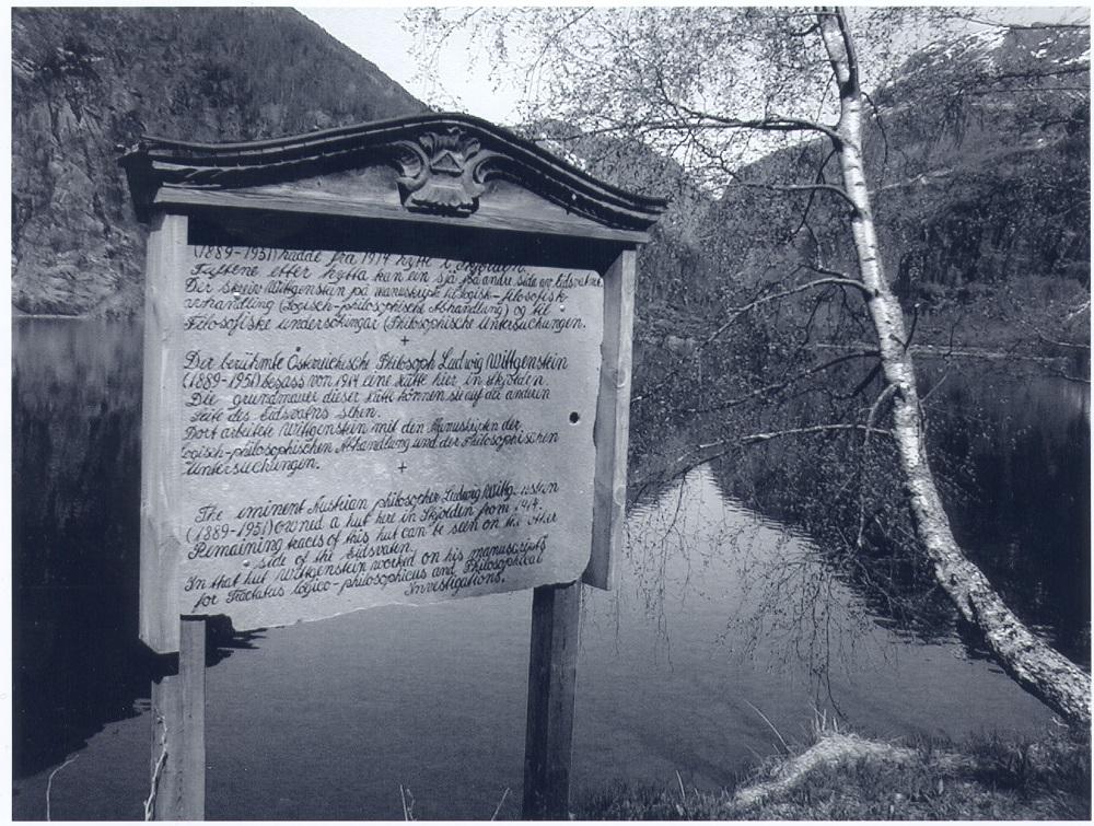 Wittgenstein-minnesmerket ved Eidsvatnet i Skjolden. Det står på ei utkøyrsle på riksvegen der det er godt utsyn over vatnet til staden der Wittgenstein si hytte stod.
