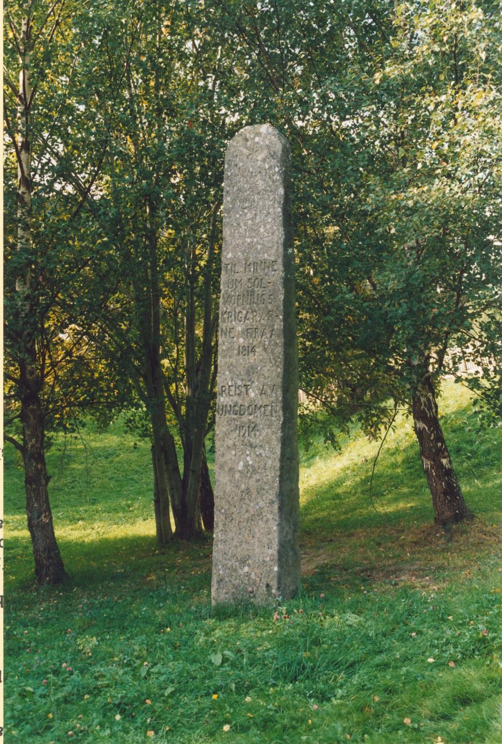 <p>1814-steinen i Solvorn, p&aring; uteomr&aring;det ved skulen i bygda. Det er ein av dei st&oslash;rste minnesteinane i fylket, n&aelig;rare fem meter h&oslash;g. Sidene ned er 70 x 45 cm og smalnar noko mot toppen.</p>