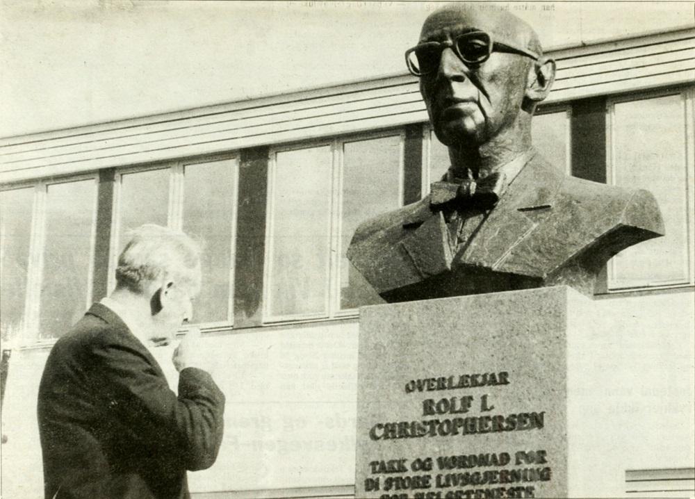 21. september 1984: - Eit takkens symbol til eit stort livsverk, sa ordførar Anders Lunden då han avduka minnesmerket over Rolf I. Christophersen.