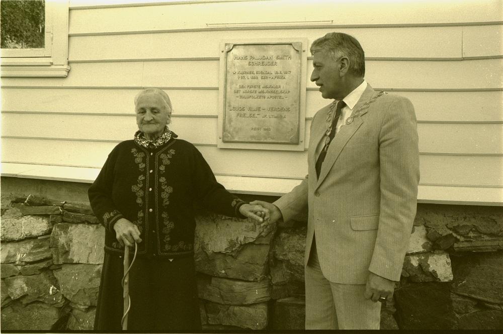 Minneplata vart sett opp til Schreuder-jubileet i 1992. Plata vart avduka av ordførar Trygve Bjørk under ei enkel høgtid søndag 6. september 1992.  På plata står det same som på minnesteinen ved kyrkja:<br />
"Hans Paludan Smith Schreuder (så ei stjerne = fødd) KJØRNES, SOGNDAL 18.6.1817  (så ein kross = død) 27.1.1882 Sør Afrika.  Den første misjonær i Det Norske Misjonsselskap -  "Guds Vilje - Verdens Frelse" -  J.f. 1.Tim. 2,4.  Reist 1992." 
(I 1. Tim. 2,4 står: "han som vil at alle menneske s...
