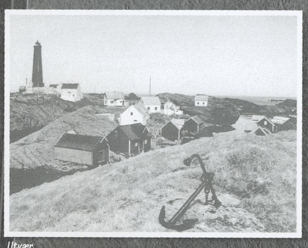 Biletet er teke mot nordvest, frå den gamle kyrkjestaden på Utvær. Ankeret ligg på staden som i dag vert kalla Kyrkjegarden. Utvær Fyr ruvar i bakgrunnen.
