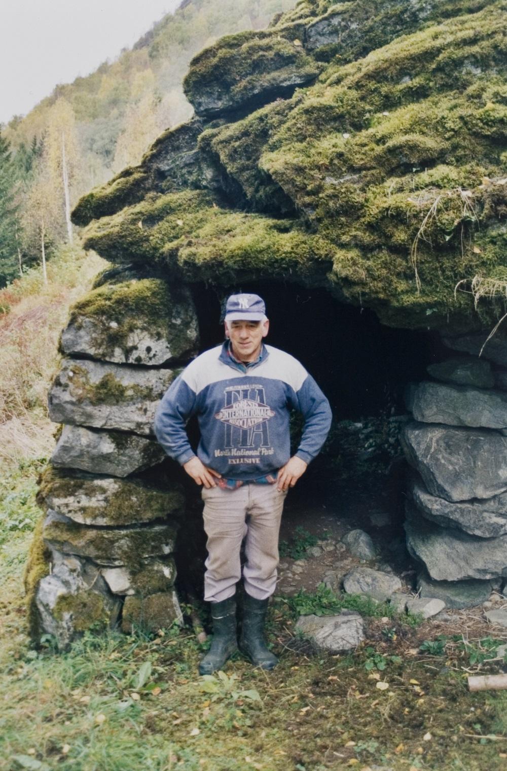 Osvald Myren, gardbrukar på Helset 2002, i døropningen til hedleren.