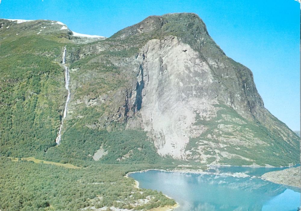 Ramnefjellet på austsida av Lodalsvatnet. Rasa i 1905 og 1936 kravde 135 menneskeliv. I eit stort ras i 1950 gjekk det ikkje med menneskeliv.