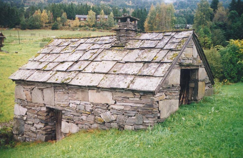 Bilete av smia teke mot nordvest. Inngangen til smia er på langveggen. Inngangen på gavlveggen går inn til eit lagerrom.
