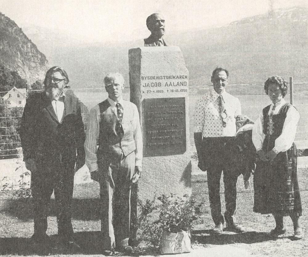 Frå avdukinga av Aalands-minnesmerket i Randabygda 10. juli 1977. Frå venstre professor Reidar Djupedal, Jon Fridtun (formann i arbeidsnemnda), Jens Tvinnereim og Mona Skrede.