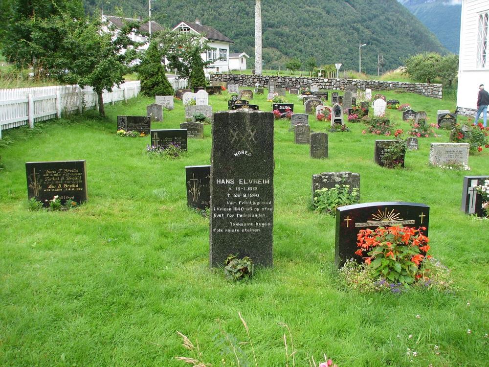 Minnesteinen over Hans Elvheim står på grava hans på kyrkjegarden ved Fresvik kyrkje.

