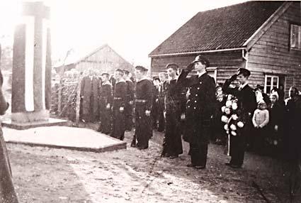 Frå avdukinga av minnesteinen over marineoffiser Ingvald Vangsnes søndag 2. november 1946. Det var mykje folk til stades, og Marinekommando Vest hadde sendt ei ærestropp i eigen båt.