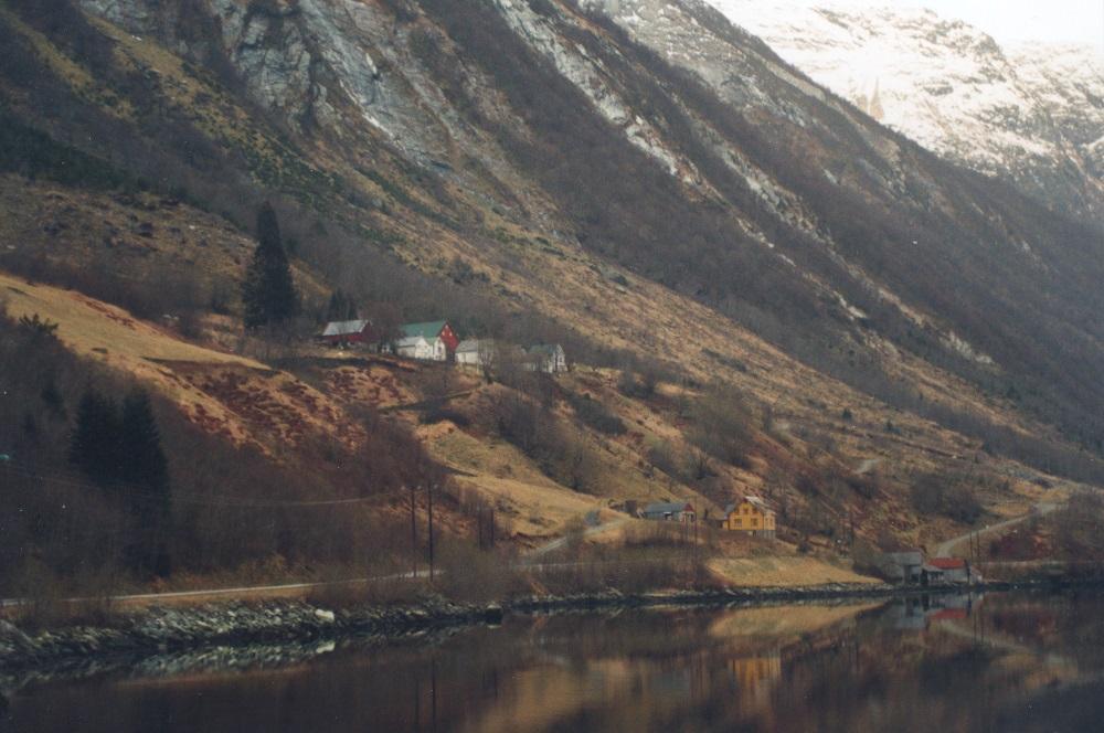 Osmundnesbruka, slik ein møter dei når ein kjem sigande med båt inn Hyefjorden og passerer garden Kleppenes.
