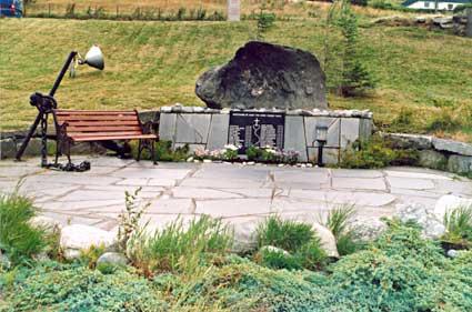 Fiskarminnesmerket ved Nord-Vågsøy kyrkje, avduka hausten 1998.
