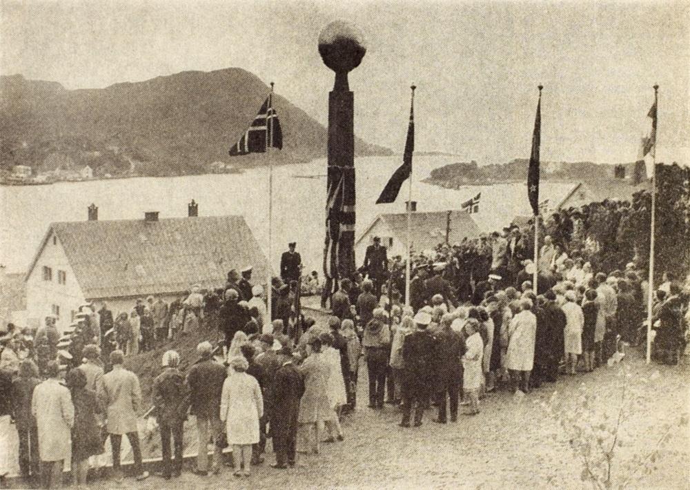 Frå avdukinga av minnesmerket ved Vågsøy ungdomsskole over allierte falne i Måløyraidet 27. desember 1941. I 1994 vart minesmerket flytta til Måløyna ( i bakgrunnen). 

