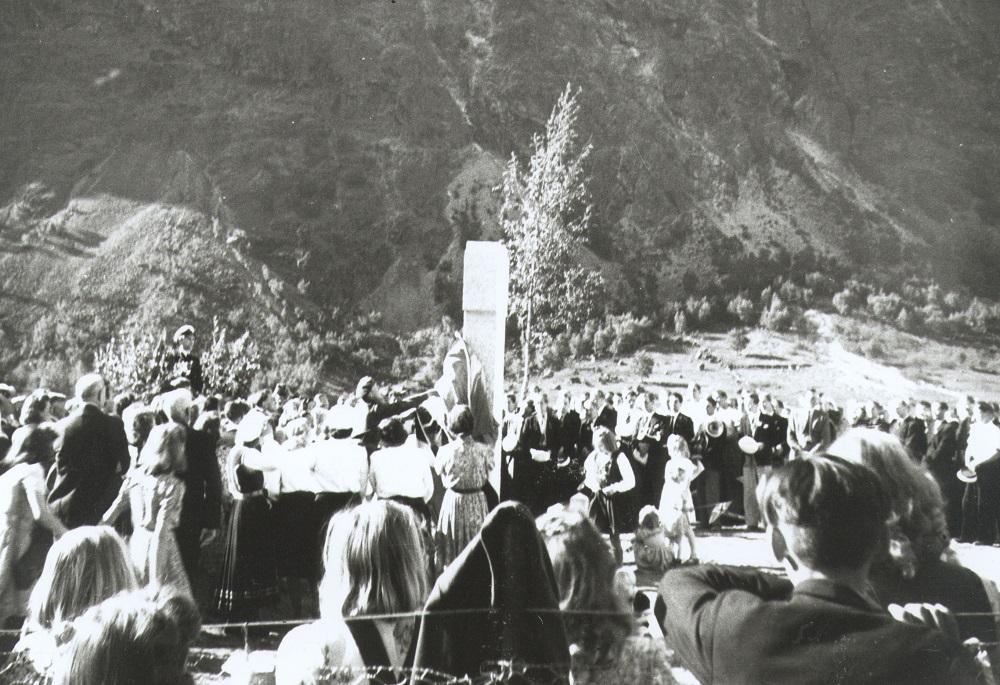 Frå avdukinga 17. mai 1948. På talarstolen i bakgrunnen til venstre står marineløytnant Andersen som heldt avdukingstalen. Støtta var sveipt i det norske flagget og "duken" er i ferd med å falla.