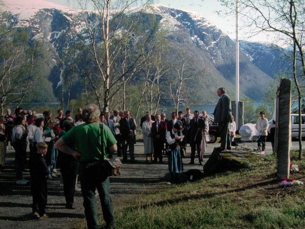 Utvandrarstøtta står attmed ungdomshuset i Seimsdalen. På avdukingsseremonien heldt kultursjef Steinar Lægreid ein kort tale før sjølve avdukinga.
