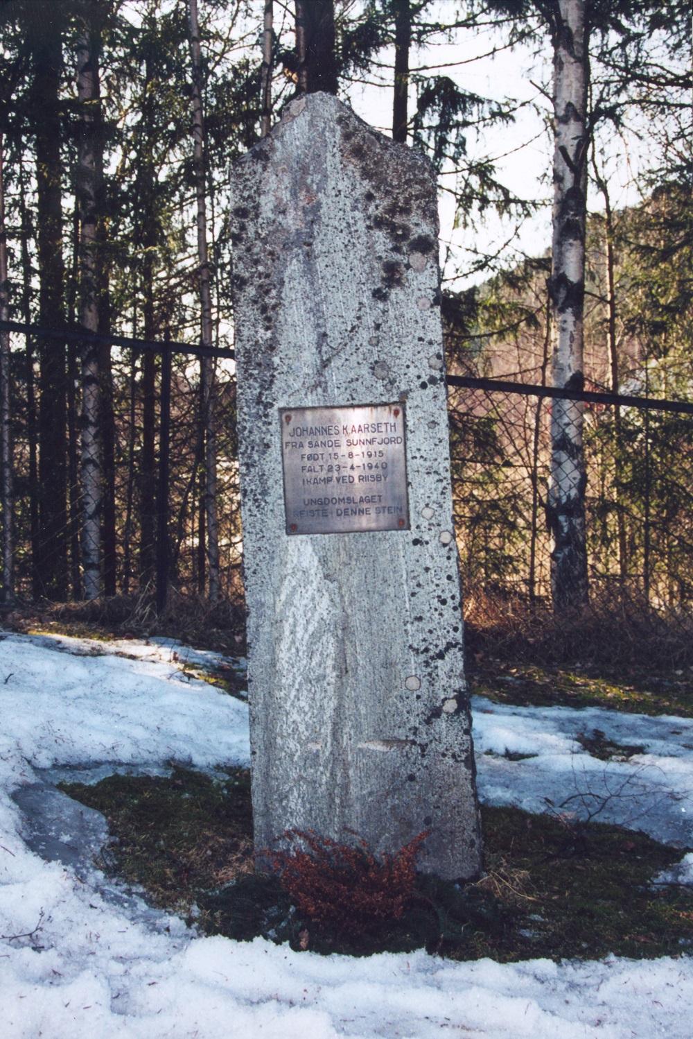 Minnesteinen Nordsinni Ungdomslag reiste på grava til Johannes K. Årseth hausten 1940. På plata står: JOHANNES K. AARSETH * FRA SANDE SUNNFJORD * FØDT 15-8-1915 * FALT 23-4-1940 * I KAMP VED RIISBY * UNGDOMSLAGET * REISTE DENNE STEIN