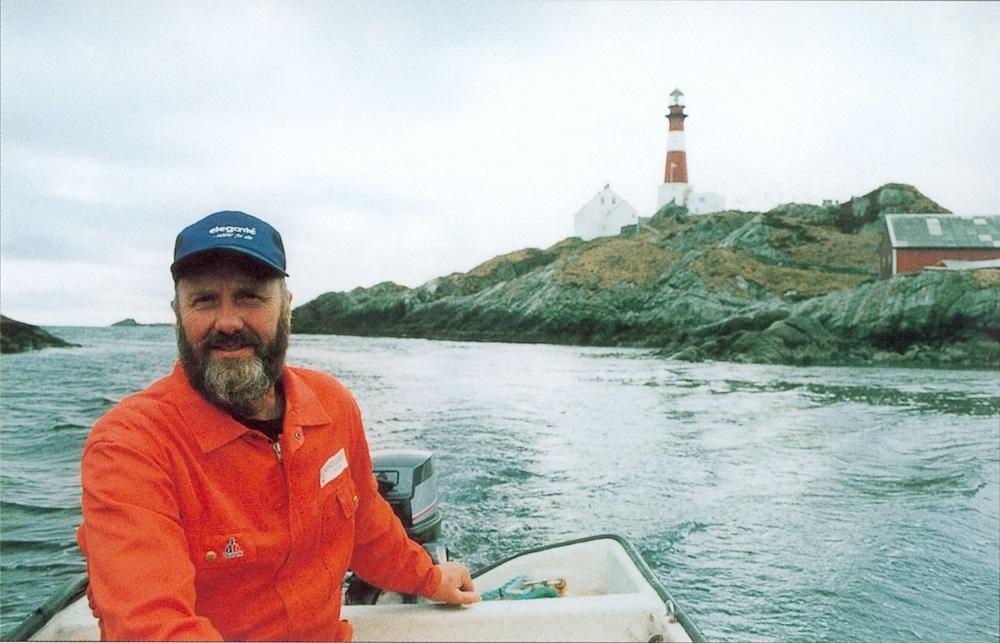 Ytterøyfyret ligg i eit naturreservat, og her er fyrvaktar Trygve Strømmen på inspeksjon ved Ytterøyane i småbåt ein godvêrsdag. Ytterøyane er ein av dei kring 30 fyrstasjonane som det framleis er folk på her i landet.