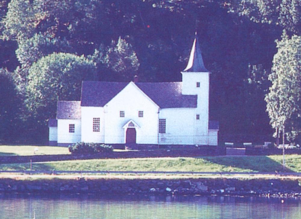 Eikefjord kyrkje var opphavleg ei langkyrkje, men vart påbygd med sideskip i 1874, slik at ho vart ei krosskyrkje.
