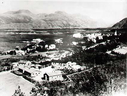 Den russiske krigsfangeleiren i Florø, truleg like etter krigen i 1945. Biletet er teke  frå Storåsen i retning Florø by, og i høgre biletkant kan vi sjå litt av idrettsplassen og tårnet på kyrkja i Florø. Florahallen ligg i dag om lag der leiren låg.
