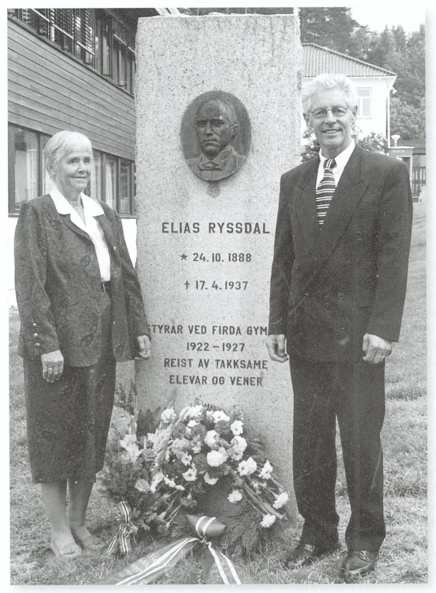 Minnesteinen over Elias Ryssdal ved Firda vidaregåande skule. Steinen stod tidlegare på grava hans på Fredly kyrkjegard. 23. august 1997 vart minnesteinen avduka etter flyttinga til Firda vgs. Her er dotter til Elias Ryssdal, Hallgjerd Ryssdal Søndenå, og rektor Ragnar Eimhjellen ved minnesteinen på avdukingsdagen.