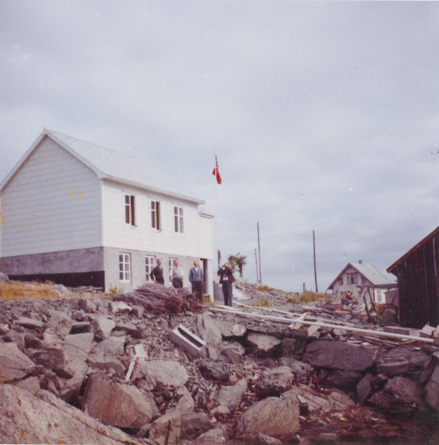 Bedehus på Indrevær til minne om David Lund. Biletet er frå innviingsdagen i 1961. 