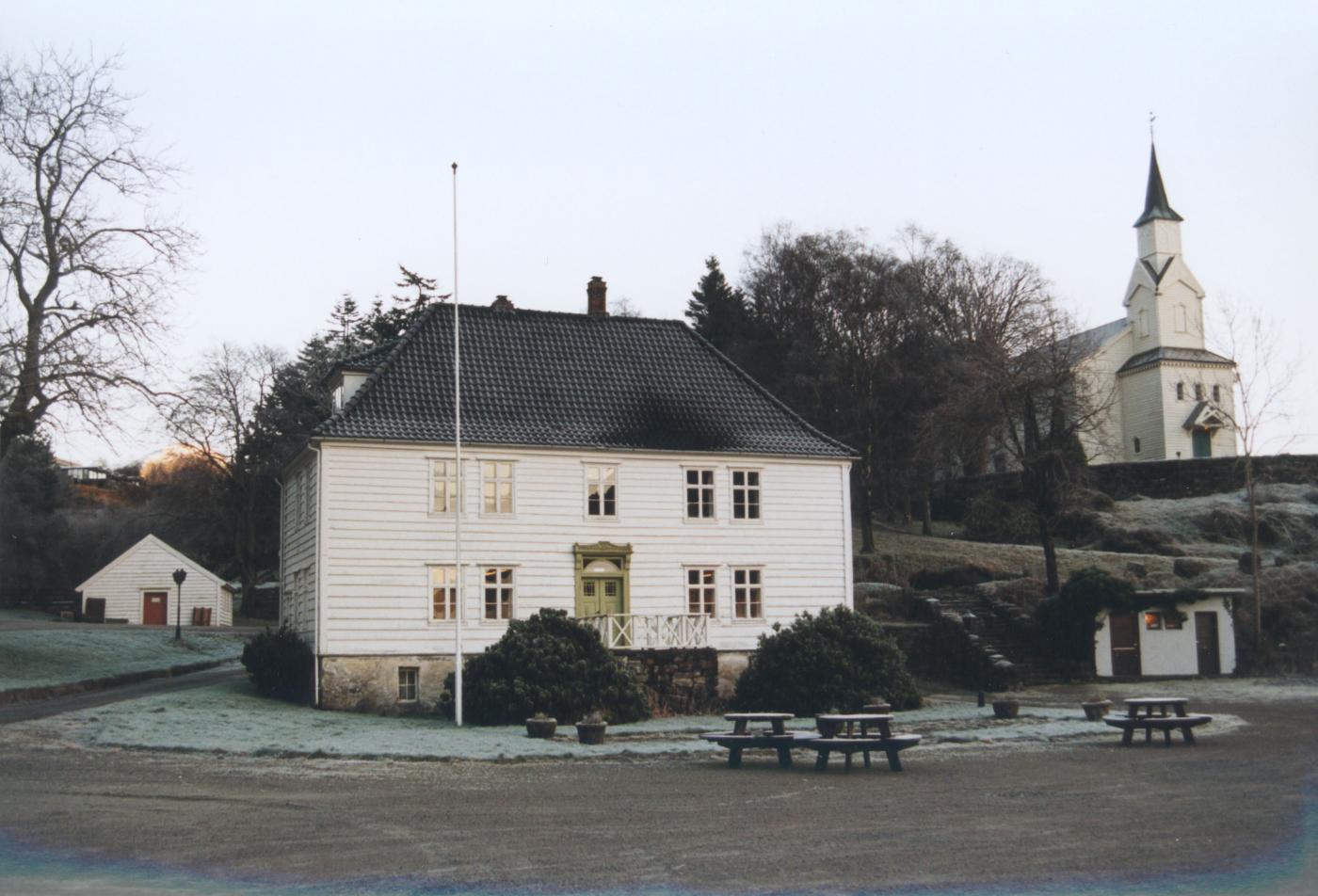 Herresalen, som prost Dahl bygde til bustad for seg og kona, Hylleborg, ligg like nedanfor kyrkja i Eivindvik.
