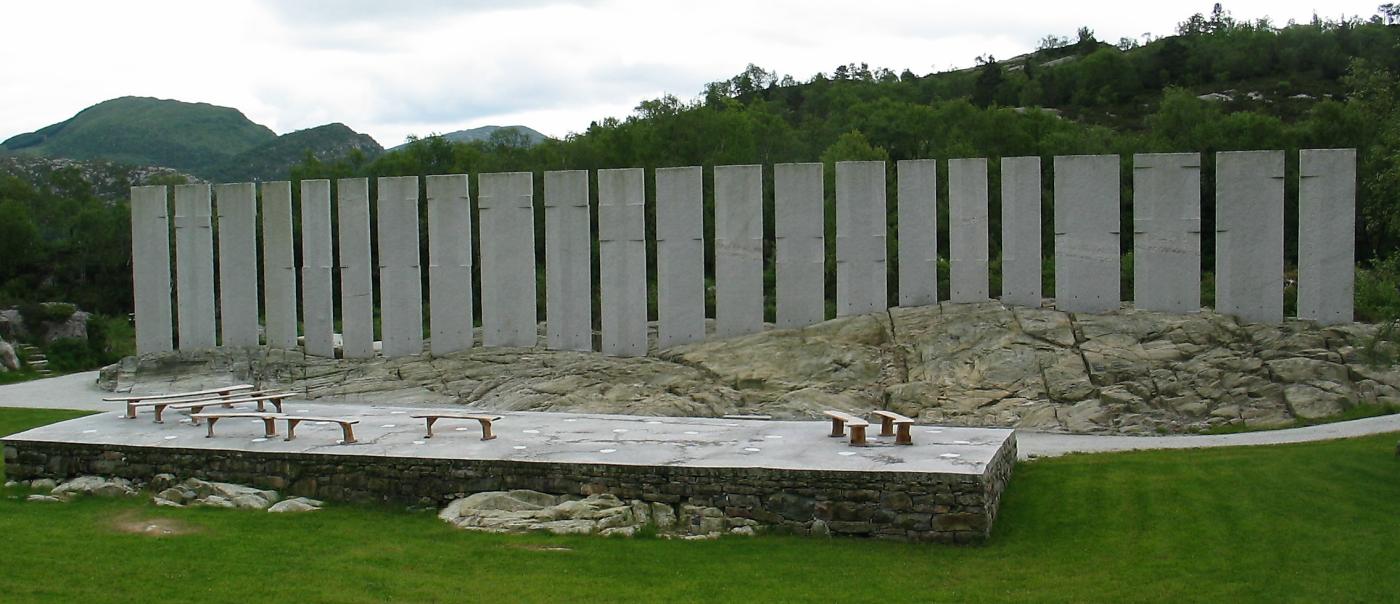 Gulatingsminnet  på Flolid i Gulen 2007. Monumentet Tingveggen og Tinghella av kunstnaren Bård Breivik vart reist i 2005. Det står både som minne og markering av Gulatinget. 