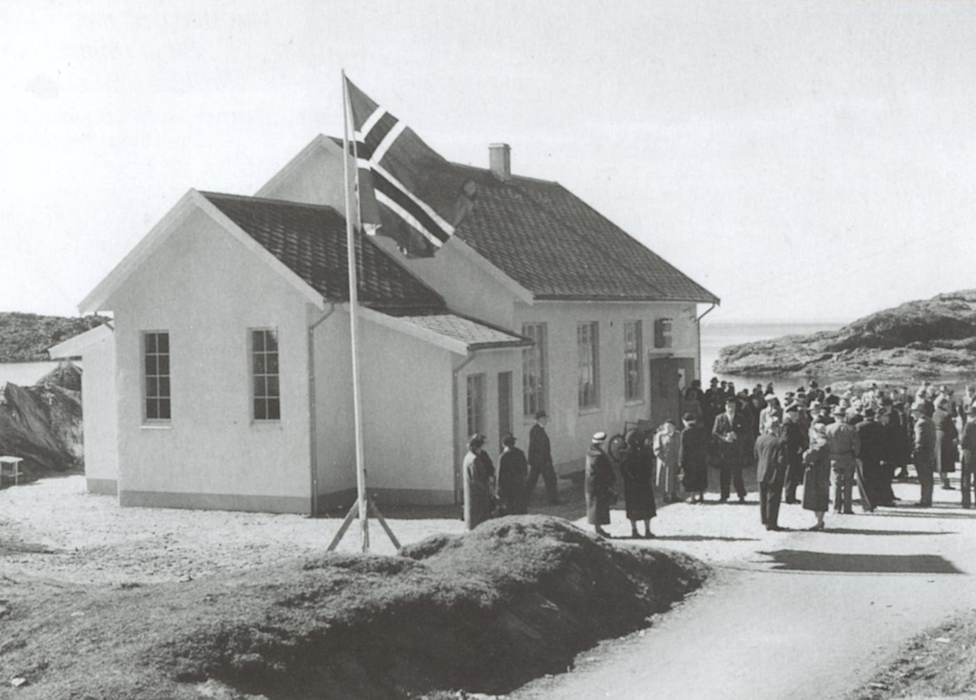 Askrova bedehuskapell opningsdagen, 14. april 1957. Kapellet er det første kyrkjehuset i Sogn og Fjordane som som er bygt i teglstein, og er den minste av teglsteinskyrkjene i fylket med kring 100 sitteplassar.