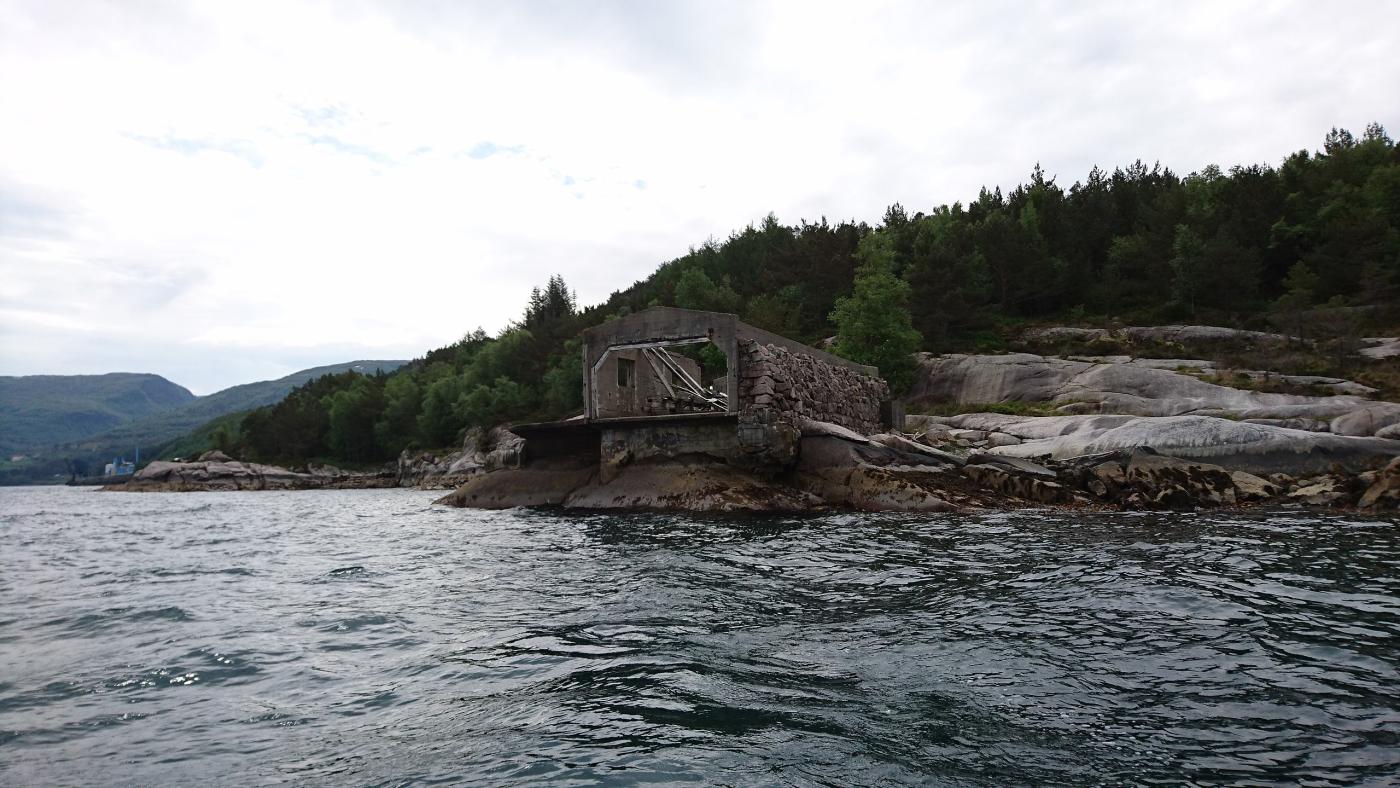 Bilete av konstruksjon ved fjorden