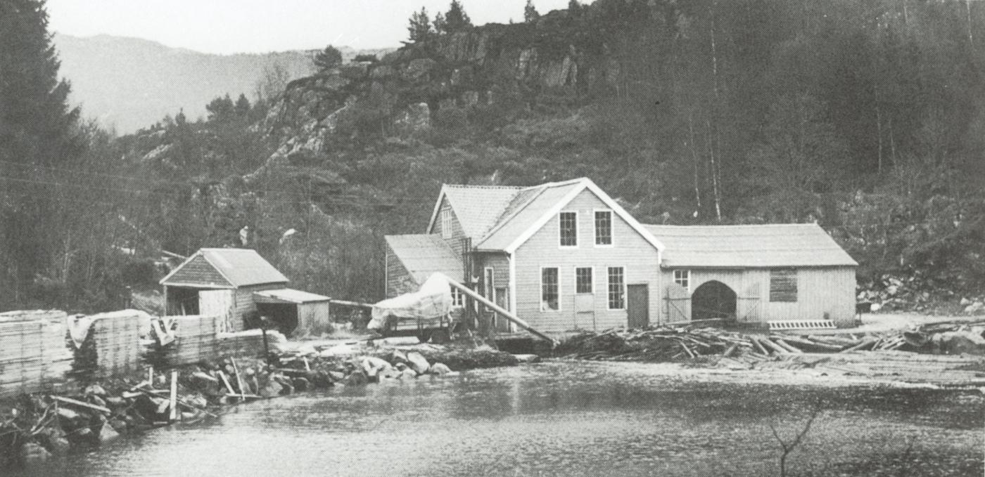 Treskofabrikken i Selvågen ligg der fossen frå Selvågsvatnet renn ut, inst i ein trong poll. Frå 1900 til 1952 bar han namnet Bergens Træskofabrik, men fekk då namnet Sellevåg Treskofabrikk.
