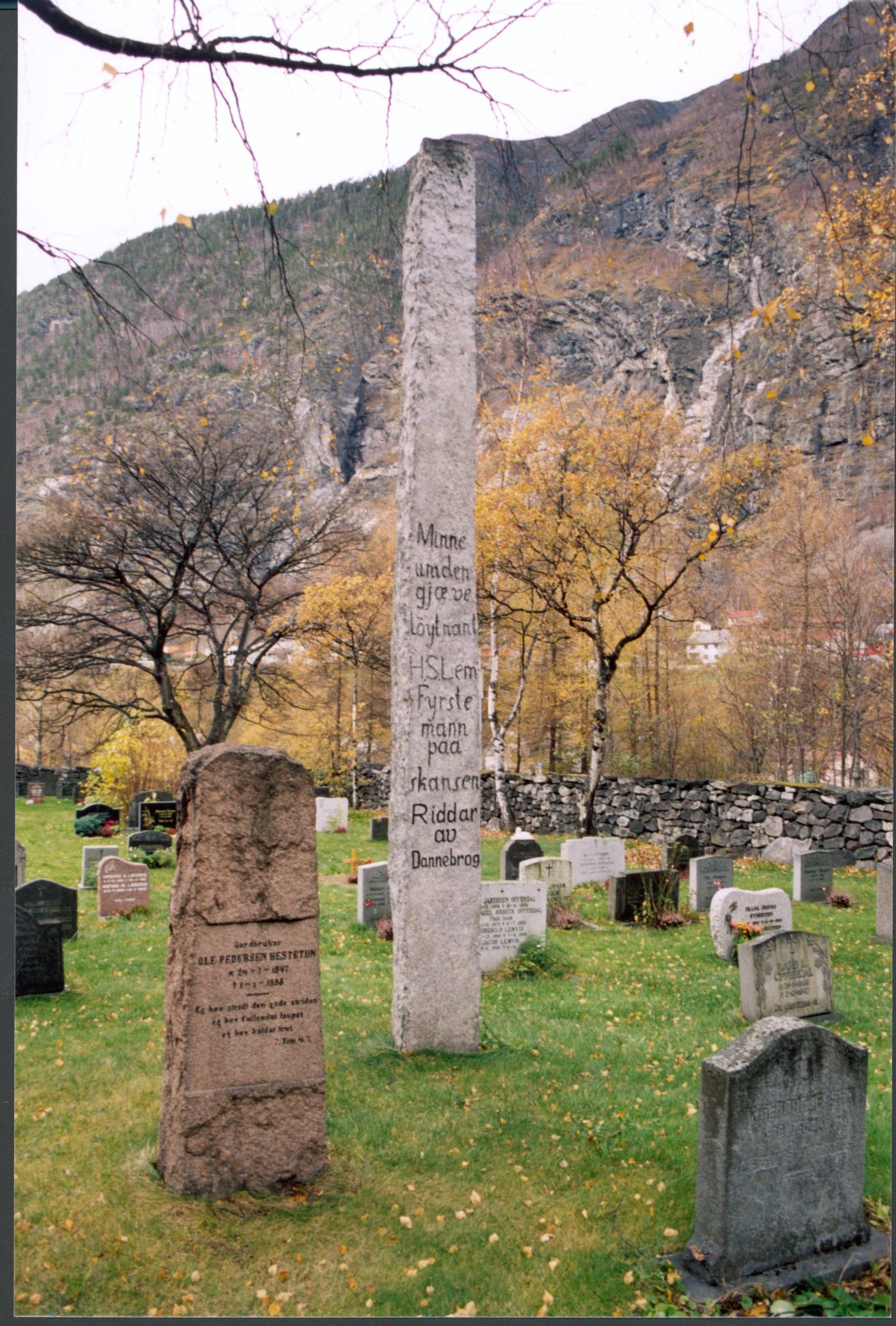 Minnesteinen på grava til Hans Lem ved Årdal kyrkje på Årdalstangen. Han vart reist i 1903 og det var det nyskipa Tangen Ungdomslag som stod i brodden for arbeidet.