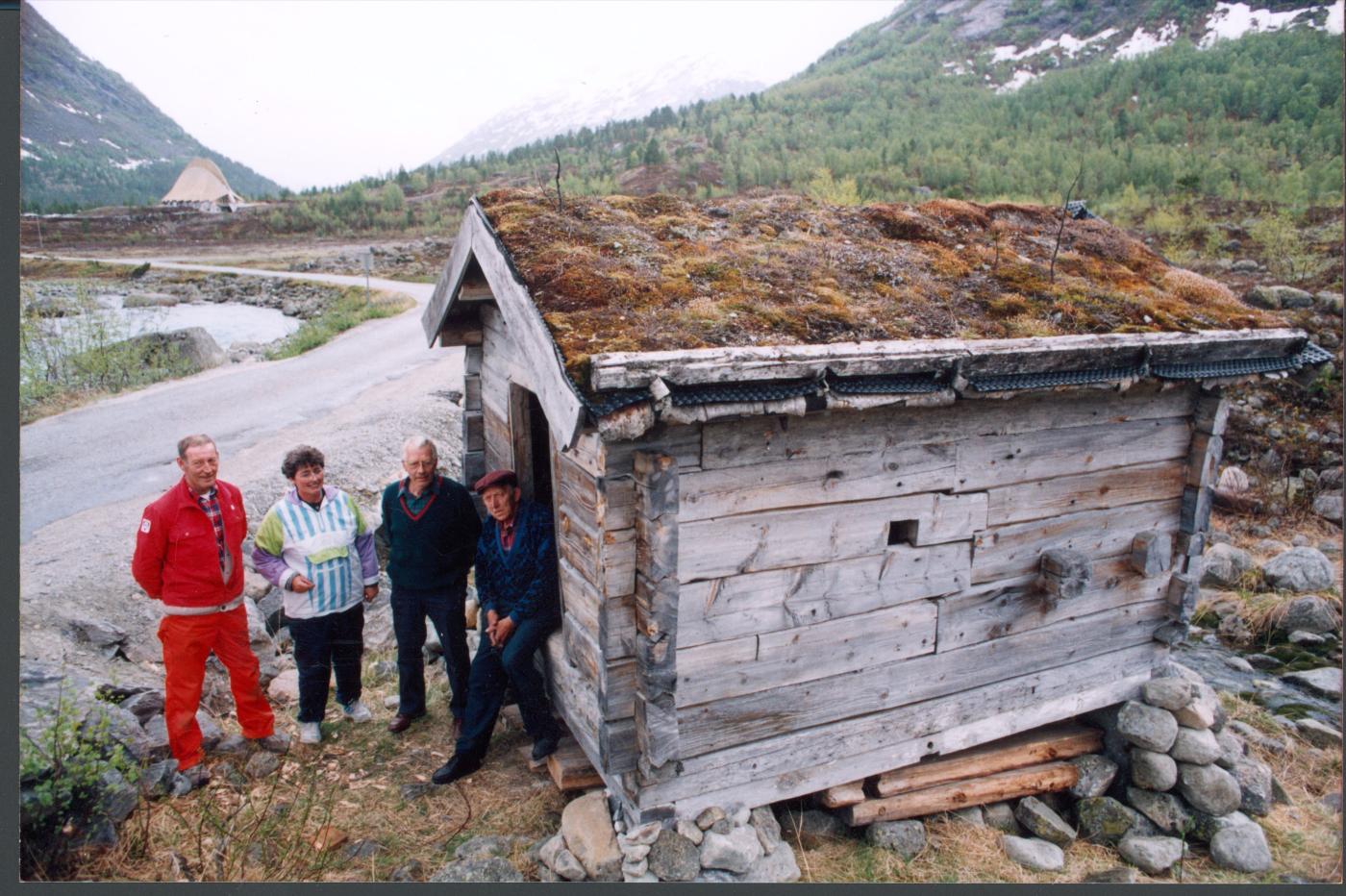 Det oppattbygde kvernhuset på Nigardsgrandane 1981. Personane er frå venstre: Sverre Ruud, Sigbjørg Sperle, Anders Furehaug og Jostein Kreken.